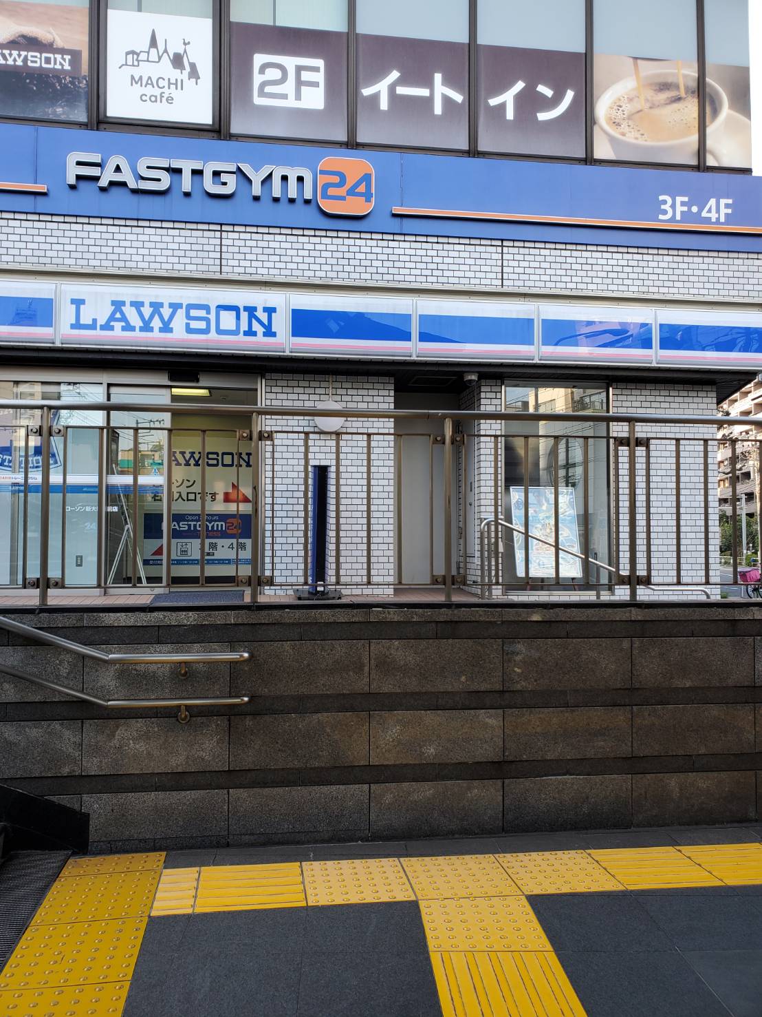 新大塚駅の１番出口から出ますと、目の前にローソンの入るビルがあります。